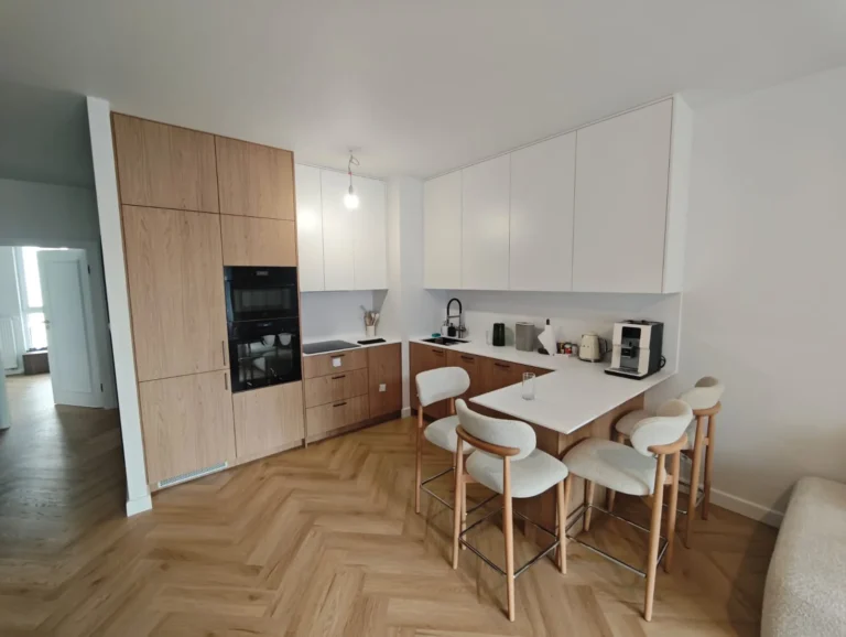 kuchnia-na-wymiar-warszawa-drewno-biel-pod-sufit.webp
